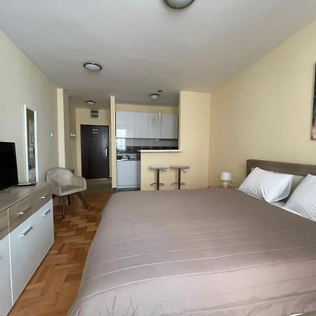 Trident Apartments 2 นิส ภายนอก รูปภาพ